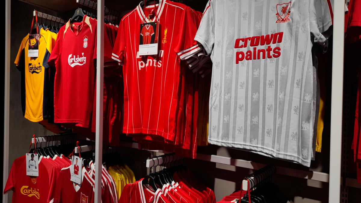 Melihat Toko Resmi Liverpool di Indonesia: Hadirkan Koleksi Retro hingga Rilisan Terbaru