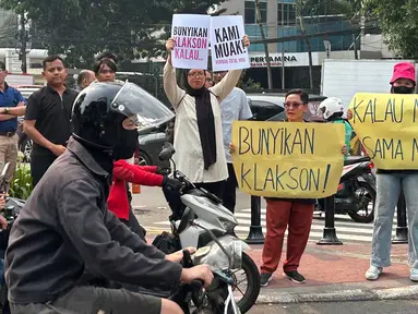 Pengunjuk rasa yang terdiri dari berbagai elemen masyarakat berunjuk rasa di sekitar kantor Badan Gizi Nasional (BGN), Jalan Kebun Sirih, Jakarta Pusat, Rabu (10/6/2026). (merdeka.com/Arie Basuki)