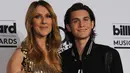 Celine Dion dan Rene-Charles Angelil berpose usai menerima penghargaan Icon Award pada ajang Billboard Music Awards 2016 di Las Vegas, Minggu (22/5). Rene adalah putra sulung hasil pernikahan Celine Dion dengan mendiang Rene Angelil. (BRYAN Haraway/AFP)