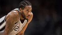Forward San Antonio Spurs, Kawhi Leonard, kemungkinan besar akan absen pada pramusim NBA 2017/2018 karena belum pulih dari cedera otot kuadrisep paha kanan. (Bola.com/Twitter/BleacherReport)