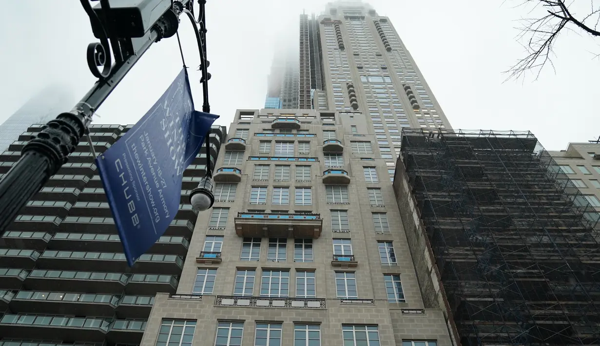 <p>Sebuah apartemen di 220 Central Park South, New York pada 24 Januari 2019. Apartemen seluas 2.200 meter persegi itu baru saja dibeli seharga US$238 juta atau sekitar Rp 3,3 triliun oleh seorang pengelola investasi, Ken Griffin. (TIMOTHY A. CLARY/AFP)</p>