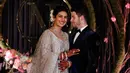 Aktris Bollywood Priyanka Chopra dan musisi AS Nick Jonas berpose saat resepsi pernikahan mereka di New Delhi, India, Selasa (4/12). Pada 1 Desember 2018, mereka menikah secara Kristen. (AP Photo/Altaf Qadri)