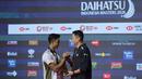Pebulu tangkis tunggal putra Indonesia, Alwi Farhan bersalaman dengan pelatih Indra Wijaya di atas podium setelah menjuarai Indonesia Masters 2026 di Istora, Senayan, Jakarta, Minggu (25/01/2026). (Bola.com/Bagaskara Lazuardi)