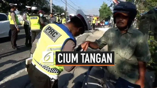 Anggota Satlantas Polres Bojonegoro mencium tangan seorang pengendara motor dalam Operasi Patuh Semeru 2019.