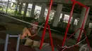 Seorang pekerja sedang mengecat ayunan yang berada di Taman Aktif of Klender, Jakarta, Senin (22/9/2014) (Liputan6.com/Faizal Fanani)