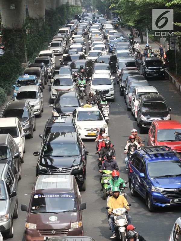 Kendaraan terjebak kemacetan saat melintasi lokasi aksi demo Gojek di depan Pasar Raya Blok M, Jakarta, Senin (5/8/2019). Penuhnya Jalan Iskandarsyah oleh ratusan mobil milik sopir GoCar tersebut menyebabkan kemacetan panjang di dua ruas. (merdeka.com/Iqbal S. Nugroho)