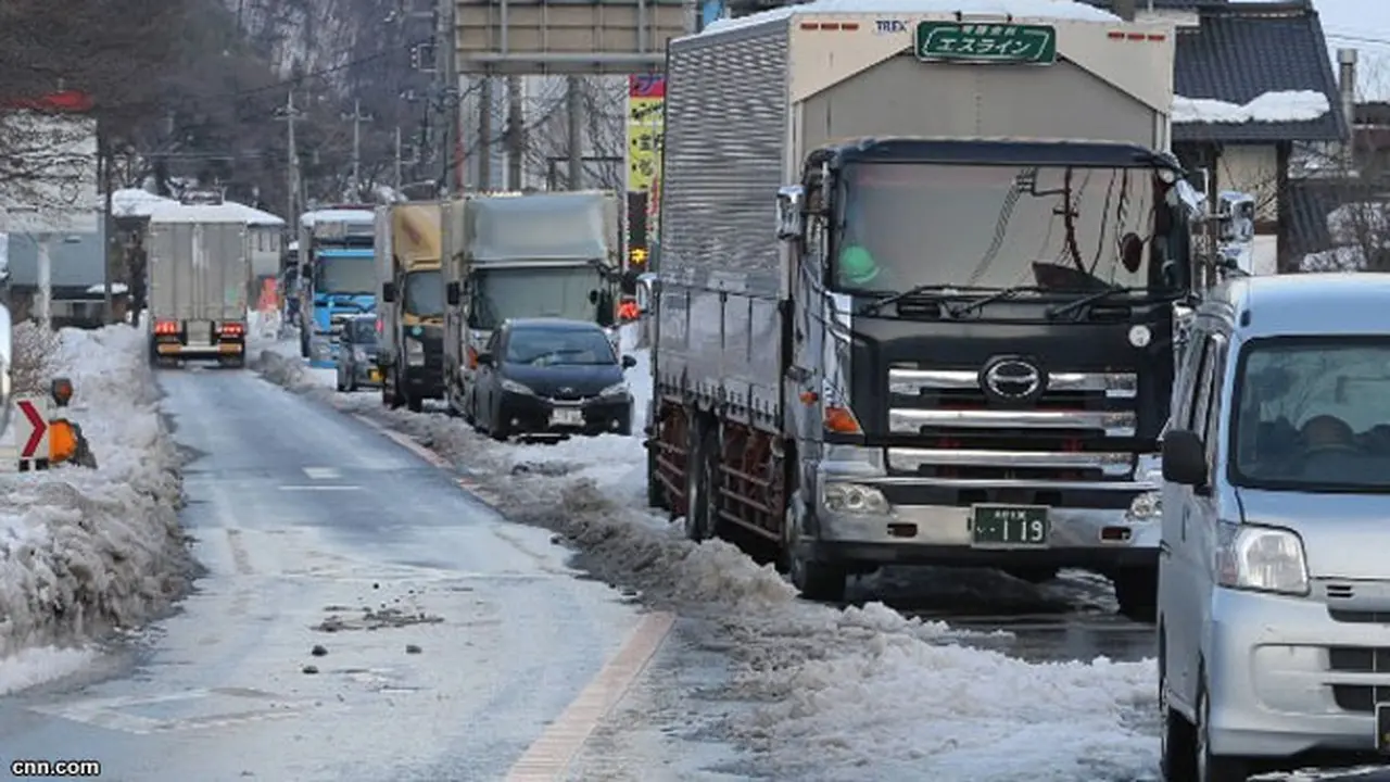 badaisalju-jepang-150218c.jpg