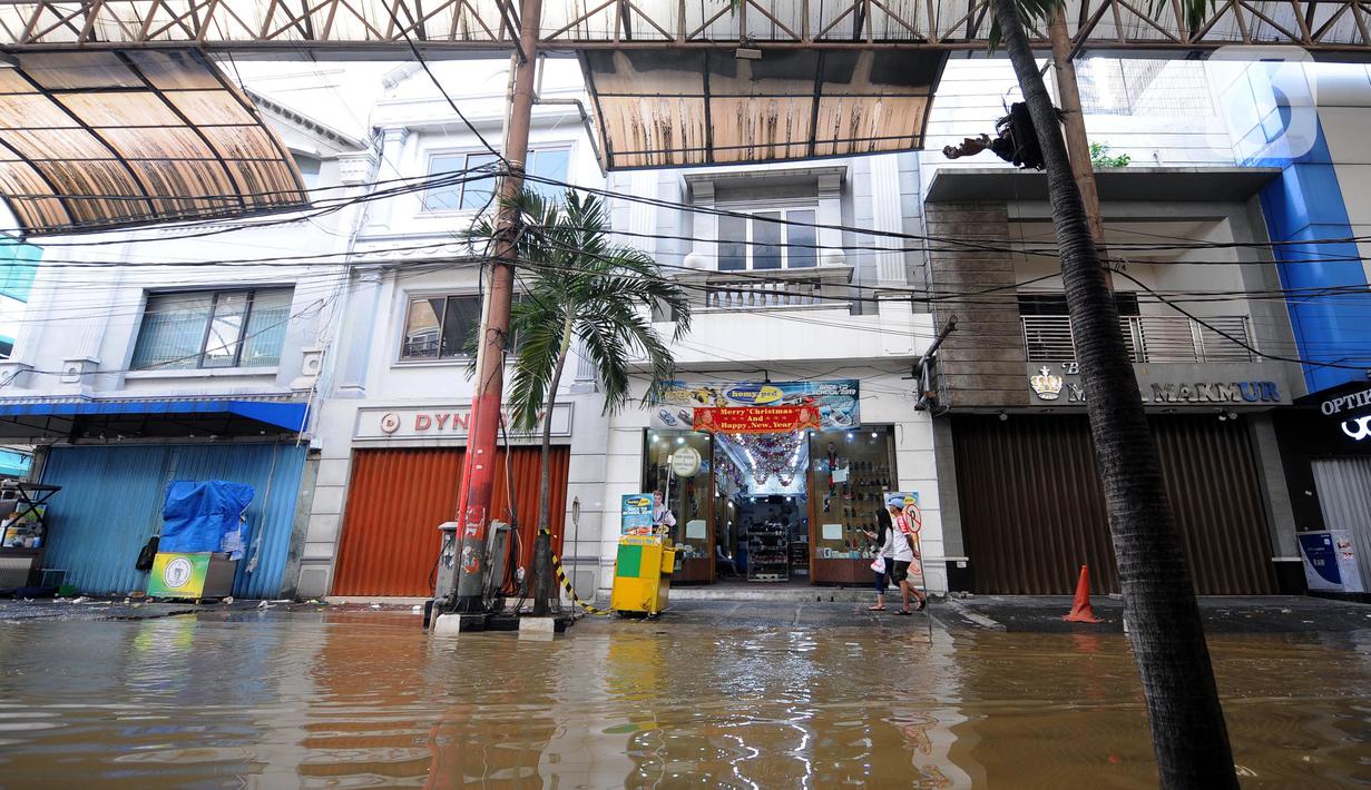 Situasi dan kondisi di kawasan pertokoan Pasar Baru, Jakarta, Kamis (2/1/2020). Pasca banjir yang melanda sejumlah titik di Jakarta pada Rabu (1/1), aktivitas perniagaan di kawasan Pasar Baru masih terlihat sepi dan sebagian toko masih tutup. (Liputan6.com/Helmi Fithriansyah)