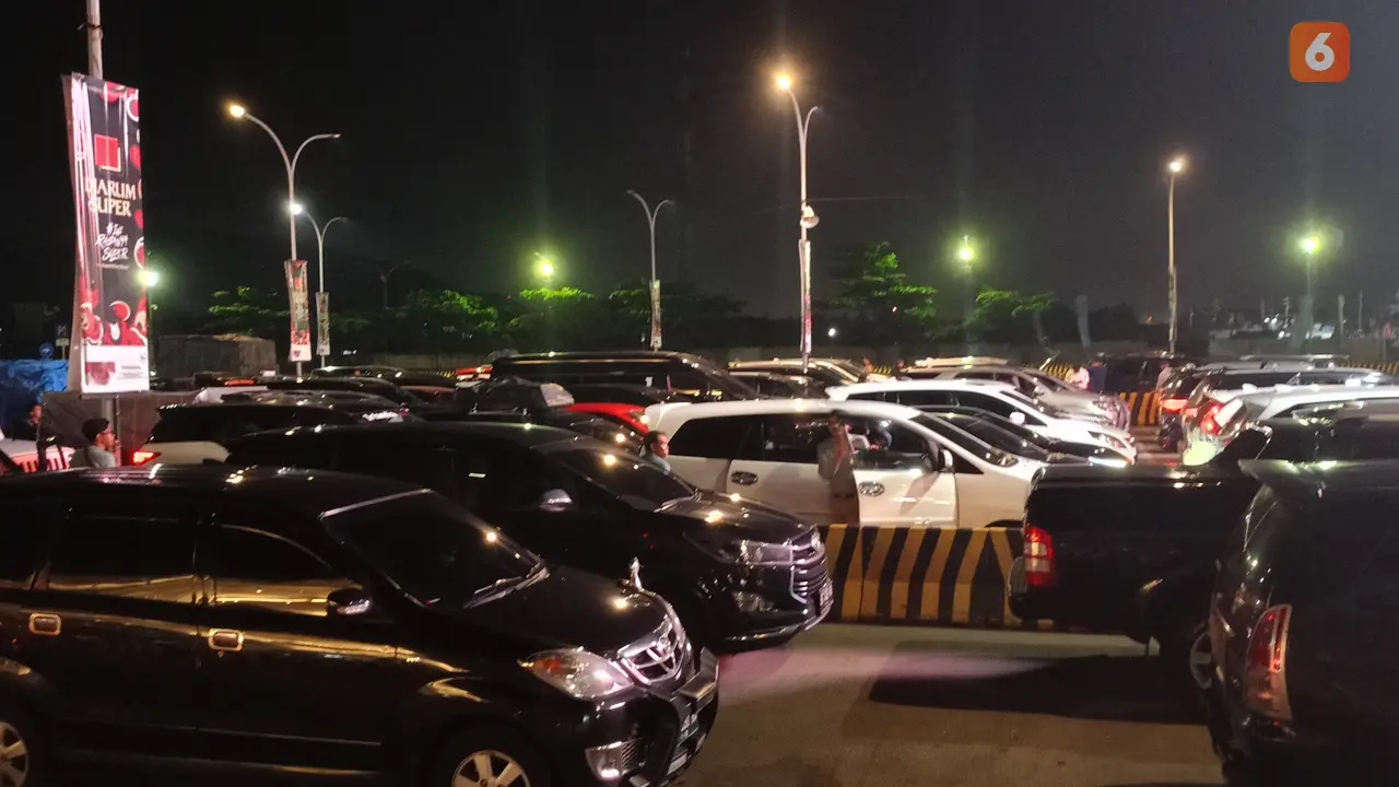 Antrean Kendaraan di Dermaga Eksekutif Merak. (Minggu, 14/04/2024). (Yandhi Deslatama/Liputan6.com).