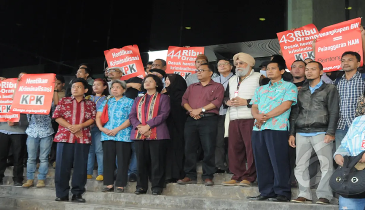 Para tokoh lintas agama berdoa di gedung Komisi Pemberantas Korupsi (KPK), Jakarta, Jumat (6/2/2015). (Liputan6.com/Herman Zakharia) 