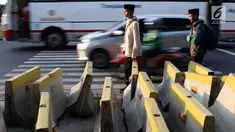 Pejalan kaki menghindari beton pembatas jalan yang diletakkan di atas trotoar Jalan Medan Merdeka Utara, Jakarta, Kamis (25/7/2019). Pembatas jalan yang berada tidak pada tempatnya mengganggu kenyamanan pejalan kaki yang melintasi trotoar jalan tersebut. (Liputan6.com/Helmi Fithriansyah)
