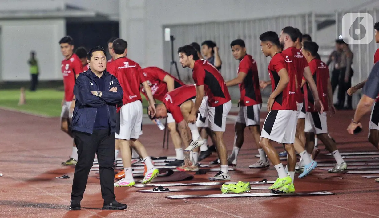 Ketua Umum Persatuan Sepak Bola Seluruh Indonesia (PSSI), Erick Thohir saat memantau sesi latihan timnas Indonesia di Stadion Madya, Senayan, Jakarta, Senin (2/6/2025). (Liputan6.com/Angga Yuniar)