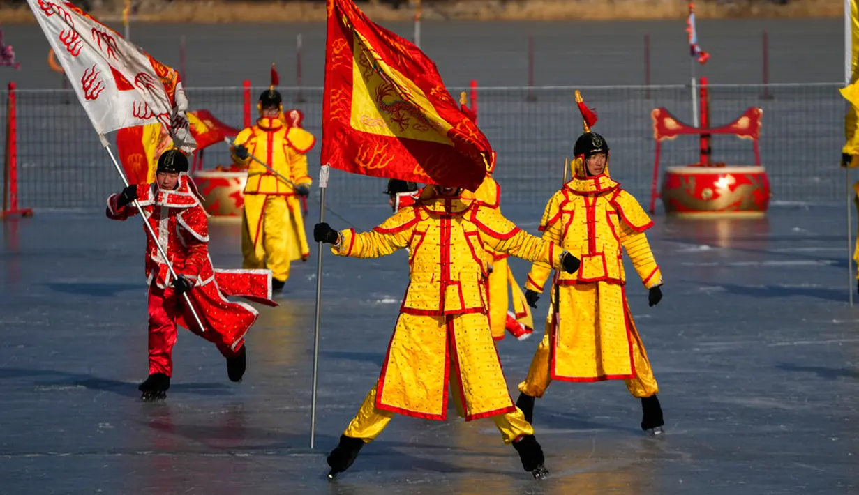 Seniman Tiongkok yang mengenakan kostum tradisional melakukan permainan es pada hari kedua perayaan Tahun Baru Imlek di danau beku di Taman Yuanmingyuan, Beijing, China, Senin (23/1/2023). Tahun Baru Imlek adalah hari libur tahunan terpenting di China. (AP Photo/Andy Wong)