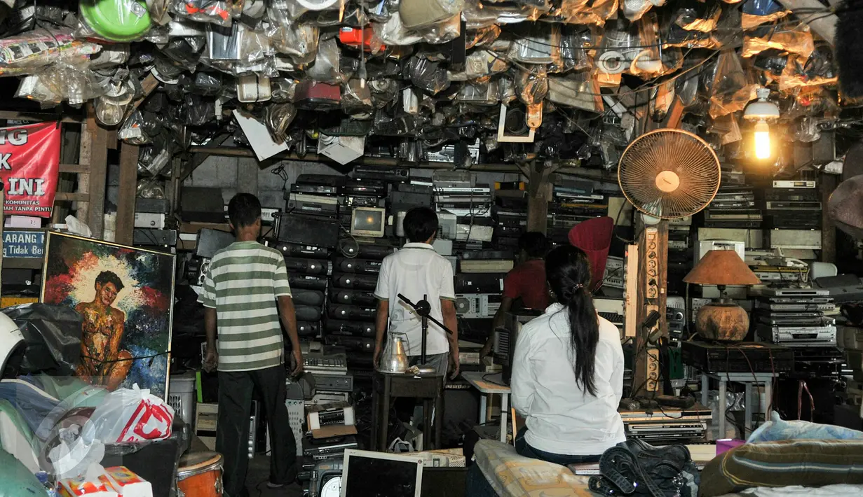 Pembeli saat mencari barang buruannya dibantu oleh pekerja Mall Rongsok, Depok, Rabu (17/2). Lantai dua toko diperuntukkan untuk barang-barang furnitur, berbagai macam kursi, mulai dari kursi plastik sampai kursi sofa. (Liputan6.com/Yoppy Renato)