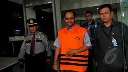 Ikmal Jaya keluar dari gedung KPK usai memenuhi panggilan KPK. Ikmal adalah tersangka kasus dugaan korupsi tukar guling tanah di Tegal, Jakarta, Selasa (17/2/2015). (Liputan6.com/Faisal R Syam) 
