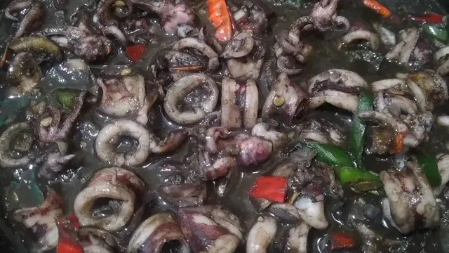 Resep cumi hitam pedas kental Surabaya. (dok. Cookpad @JJLiem18)