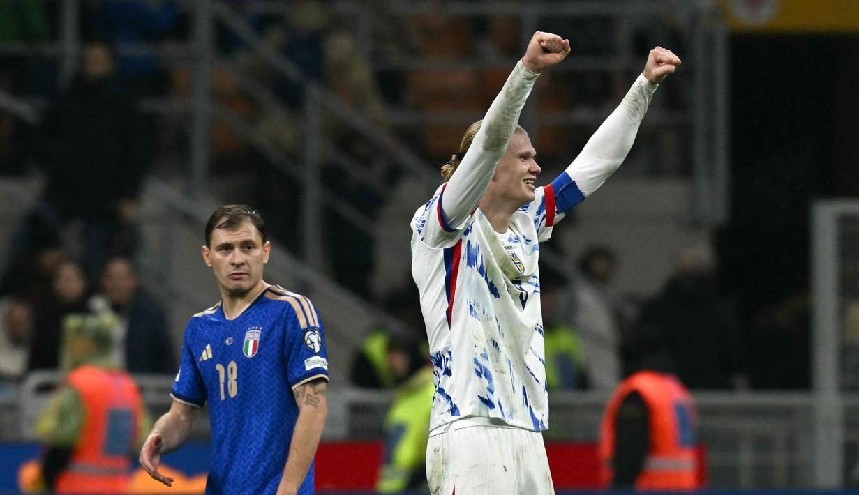 Diketahui, Norwegia terakhir kali tampil pada Piala Dunia 1998 di Prancis. Tampak dalam foto, kapten Timnas Norwegia, Erling Braut Haaland merayakan gol ketiga timnya di samping gelandang Italia, Nicolo Barella selama pertandingan kualifikasi Piala Dunia 2026 antara Italia dan Norwegia di Stadion San Siro, Milan, pada 16 November 2025. (Stefano RELLANDINI/AFP)
