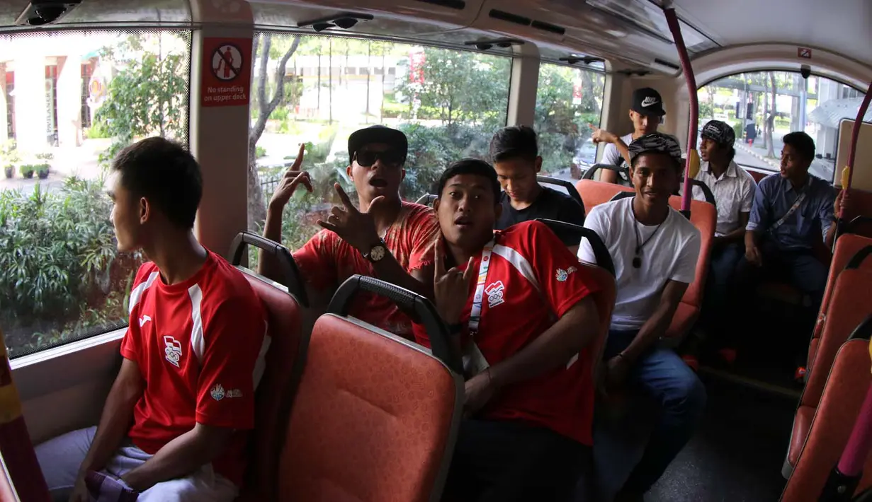 Menumpang bus menuju Marina Bay dan Merlion Park Singapura. Jumat (5/6). (Bola.com/Arief Bagus)