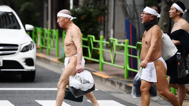 Ratusan Orang Ikut Ritual Menyucikan Diri dalam Air Es di Jepang