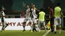 Para pemain PS Tira merayakan gol yang dicetak Aleksandar Rakic ke gawang PSMS Medan pada laga Liga 1 di Stadion Pakansari, Jawa Barat, Rabu (5/12). PSMS kalah 2-4 dari PS Tira. (Bola.com/Yoppy Renato)