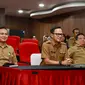 Wakil Menteri Dalam Negeri (Wamendagri) Bima Arya Sugiarto memimpin rapat terkait kesiapan desk Pilkada secara hybrid dari Command Center Gedung B, Kantor Pusat Kemendagri, Jakarta, Selasa (22/10/2024).