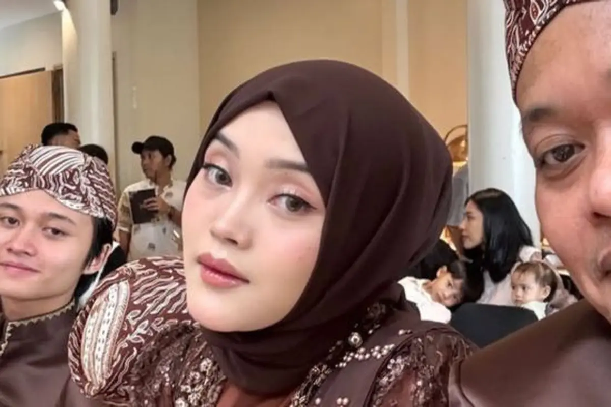 Penampilan Putri Delina di Acara 7 Bulanan Kehamilan Mahalini (credit:instagram.com/putridelinaa).