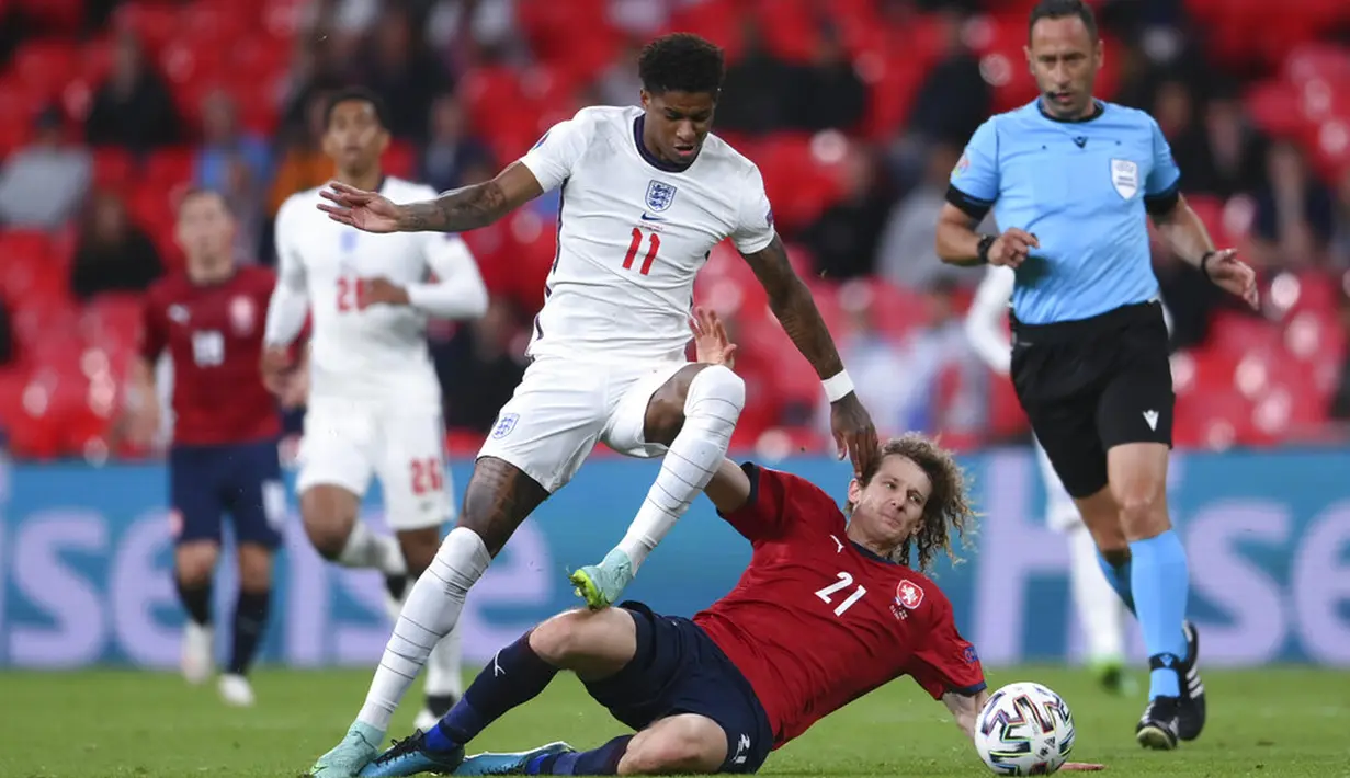 Pemain Inggris Marcus Rashford ditekel oleh pemain Republik Ceko Alex Kral pada pertandingan Grup D Euro 2020 di Stadion Wembley, London, Selasa (22/6/2021). Inggris menang 1-0. (AP Photo/Laurence Griffiths, Pool)