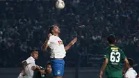 Stoper PSIS, Wallace Costa Alves, menghalau umpan silang saat melawan Persebaya di Stadion Gelora Bung Tomo, Surabaya (30/5/2019). (Bola.com/Aditya Wany)