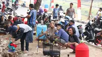 Peserta mengikuti lomba kicau burung di kawasan Kanal Banjir Timur, Jakarta, Rabu (29/8). Lomba yang diadakan komunitas pecinta burung itu menarik perhatian warga serta pengendara yang melintas di kawasan tersebut. (Liputan6.com/Immanuel Antonius)