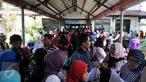 Ratusan guru honorer dan warga yang hendak melamar kerja di DKI Jakarta memadati balai laboratorium Badan Narkotika Nasional (BNN) Cawang untuk membuat surat keterangan bebas narkoba, Jakarta Timur, Senin (28/12/2015). (Liputan6.com/Yoppy Renato)