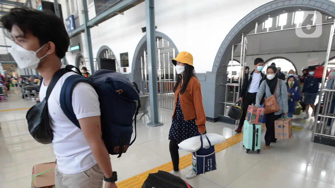 FOTO: Suasana Arus Balik Mudik Lebaran di Stasiun Pasar Senen