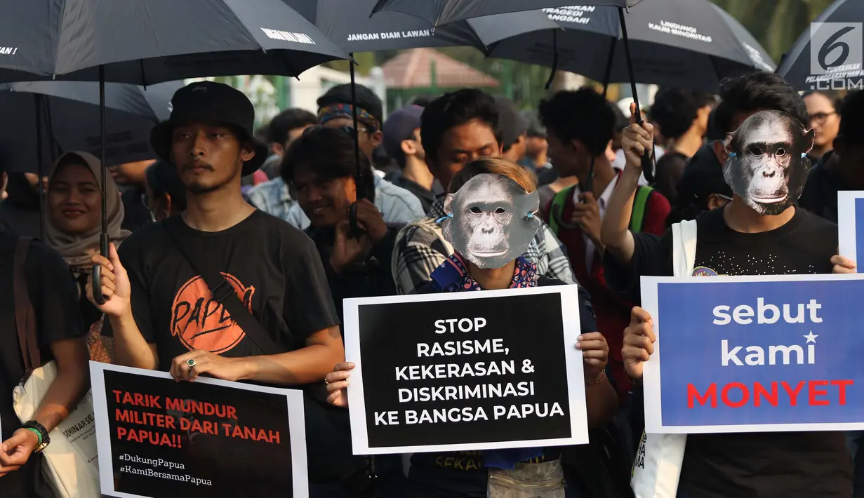 Peserta Aksi Kamisan ke-598 saat berunjuk rasa di depan Istana Merdeka, Jakarta, Kamis (22/8/2019). Aksi Kamisan ke-598 mengangkat permasalahan dan meminta pemerintah menghentikan kasus Rasisme, Kekerasan dan Diskriminasi yang terjadi di Papua. (Liputan6.com/Helmi Fithriansyah)