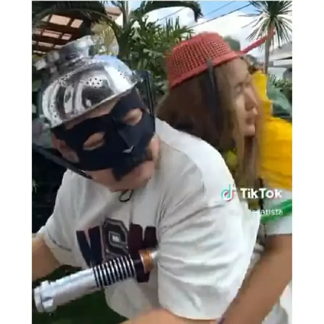 Inul Daratista diceritakan diculik Zorro, yang merupakan Adam Suseno. (https://www.instagram.com/p/CAxEpDLlbq8/)