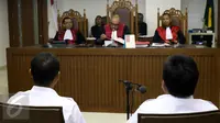 Dua terdakwa yakni Setiyardi Budiono dan Darmawan Sepriyossa saat menjalani sidang di gedung PN Jakarta Pusat, Selasa (17/5). Dua terdakwa didakwa Pasal 311 ayat (1) KUHP jo pasal 55 ayat (1) ke-1 KUHP. (Liputan6.com/Helmi Afandi)