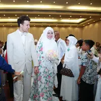 Senyum kebahagiaan terpancar dari kedua mempelai yang baru saja resmi menjadi suami istri. (M. Akrom Sukarya/Bintang.com)