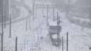 Kondisi ini meningkatkan risiko kecelakaan, pemadaman listrik, serta penutupan jalan dan bandara. Tampak dalam foto, pemandangan Union Station saat salju turun di Washington, DC, pada Minggu 25 Januari 2026. (Amid FARAHI/AFP)