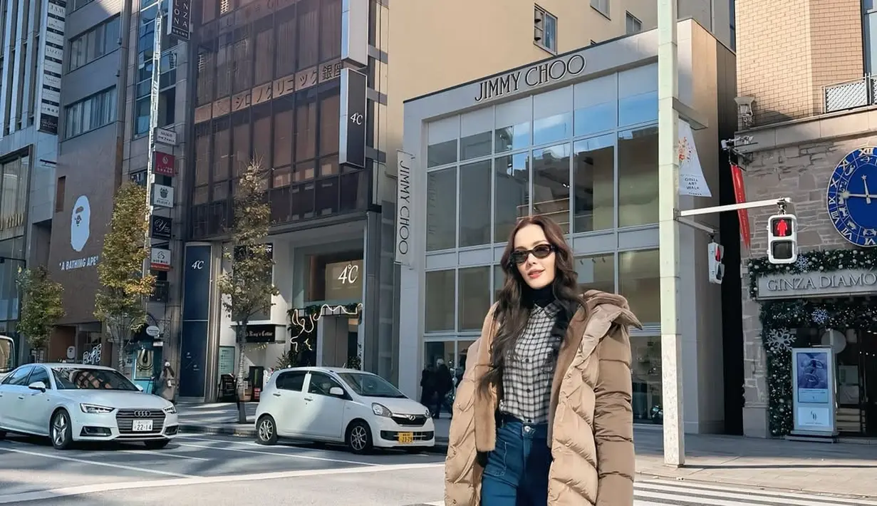 Saat menikmati jalan-jalan santai di kota, Cathy memilih tampil casual chic dengan plaid shirt yang dipadukan dengan celana jeans kulot. Ia melengkapi gayanya dengan puffer jacket berwarna mocca, salah satu warna yang diprediksi menjadi tren Pantone 2025. Penampilan ini memberikan nuansa modern namun tetap effortless. [@cathysharon].