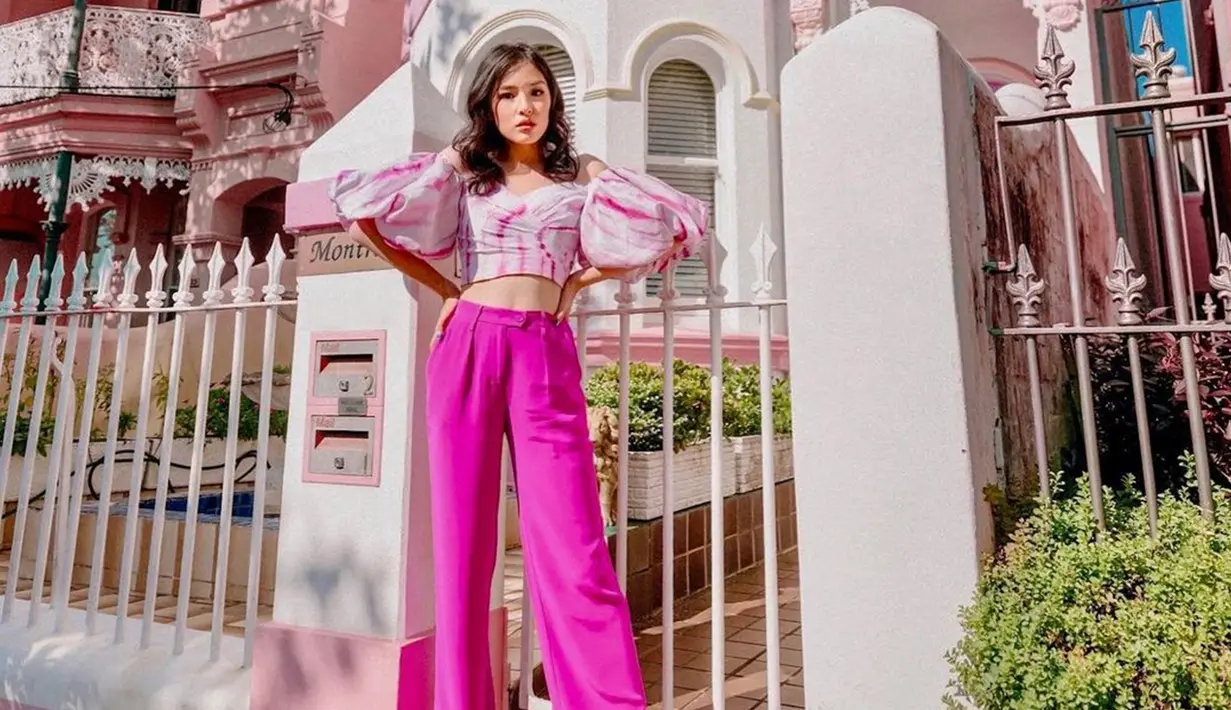 Mix and match outfit ala Tiffany Soetanto yang satu ini tergolong gampang untuk disontek. Wanita asal Surabaya ini memadukan celana pink fanta dengan crop top berlengan puff sleeve. Warna outfitnya itu juga begitu matching dengan latar belakang foto berupa rumah yang catnya dominan pink putih. (Liputan6.com/IG/@tiffanysoetanto)