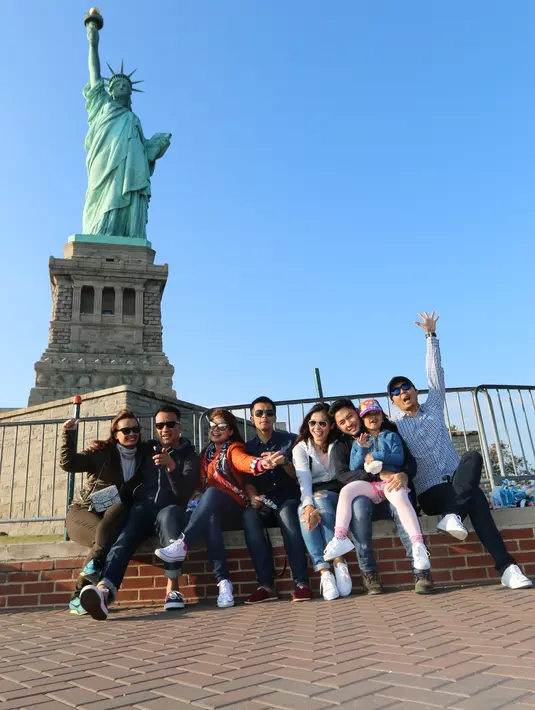 Para personel NOAH tidak melewatkan kesempatan untuk berpose di depan Patung Liberty, salah satu tempat terkenal di dunia. (via Febri Yudha/Vidio.com)