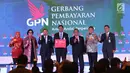 Ketua Asosiasi Sistem Pembayaran Indonesia (ASPI) Anggoro Eko Cahyo (tengah) bersama sejumlah menteri Kabinet Kerja, menunjukkan kartu Gerbang Pembayaran Nasional (GPN) saat peresmian di Gedung BI, Jakarta, Senin (4/12). (Liputan6.com/Angga Yuniar)