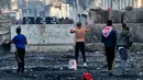Polisi antihuru-hara meminta para pengunjuk rasa mundur saat bentrokan di Rasheed Street, Baghdad, Irak, Kamis (28/11/2019). Sebanyak 27 demonstran antipemerintah tewas ditembak mati oleh pasukan keamanan Irak dalam sehari. (AP Photo/Khalid Mohammed)