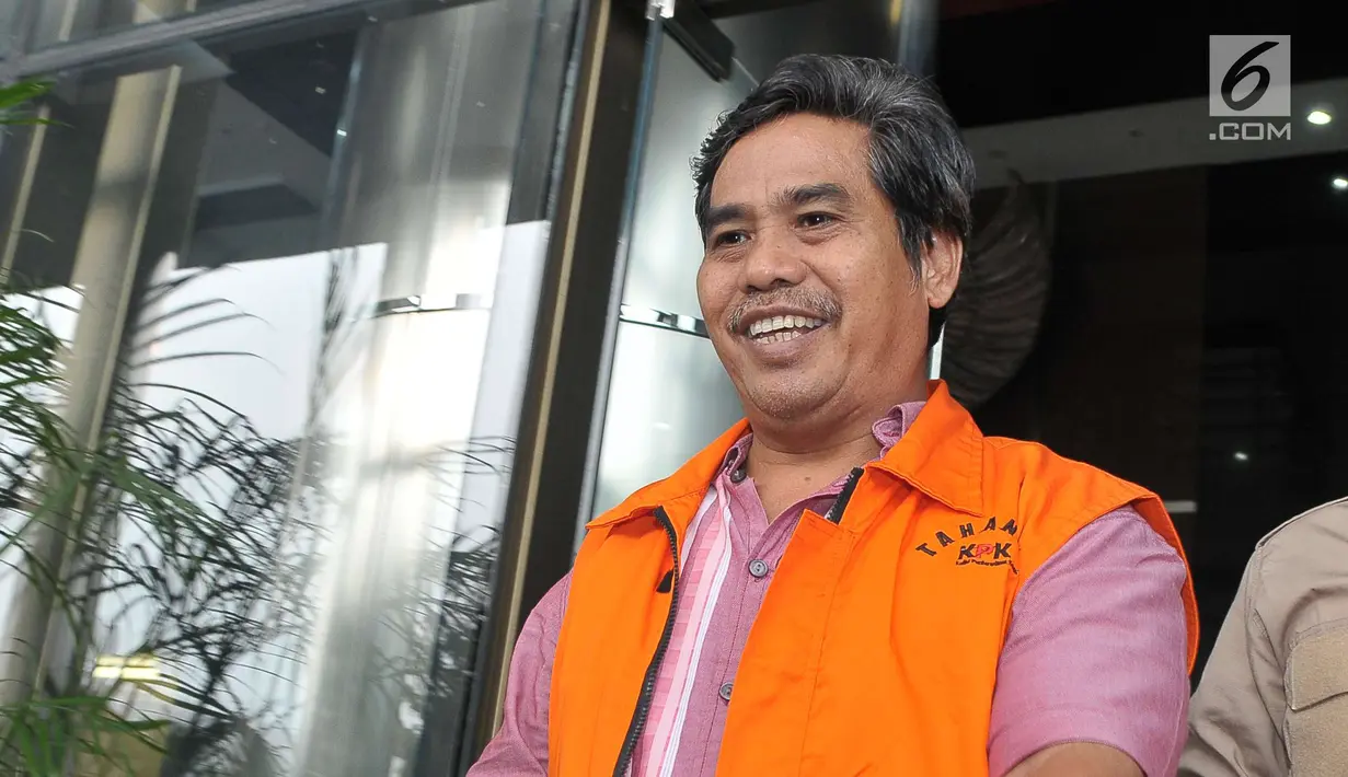 Ketua DPRD Kota Mojokerto Purnomo usai menjalani pemeriksaan di gedung KPK, Jakarta, Rabu (12/7). Purnomo menjalani pemeriksaan terkait kasus suap pengalihan anggaran pada Dinas PUPR Kota Mojokerto tahun 2017. (Liputan6.com/Helmi Afandi)