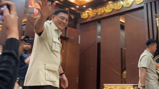 Senyum Semringah Menhan Sjafrie Sambangi Kemenko Polkam Usai Ditunjuk Jadi Menko Polkam Ad Interim