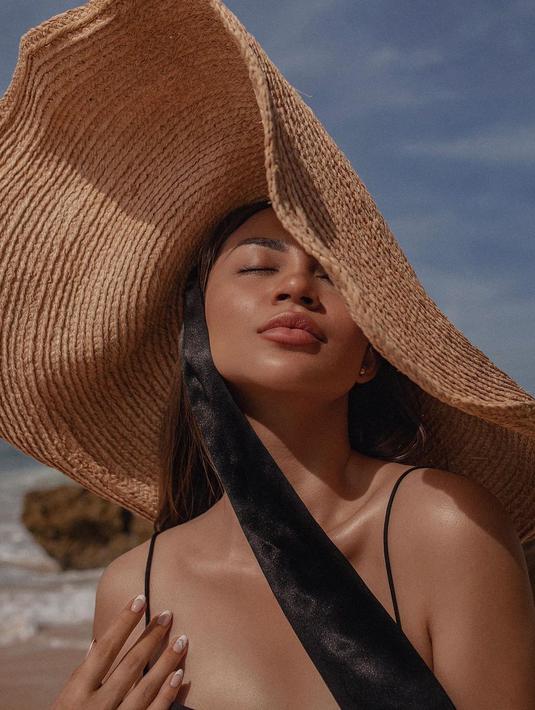 Ariel Tatum mengaku tak menyangka bahwa 'saingannya' dalam memperebutkan hati sang mantan justru adalah seorang pria. (FOTO: instagram.com/arieltatum/)