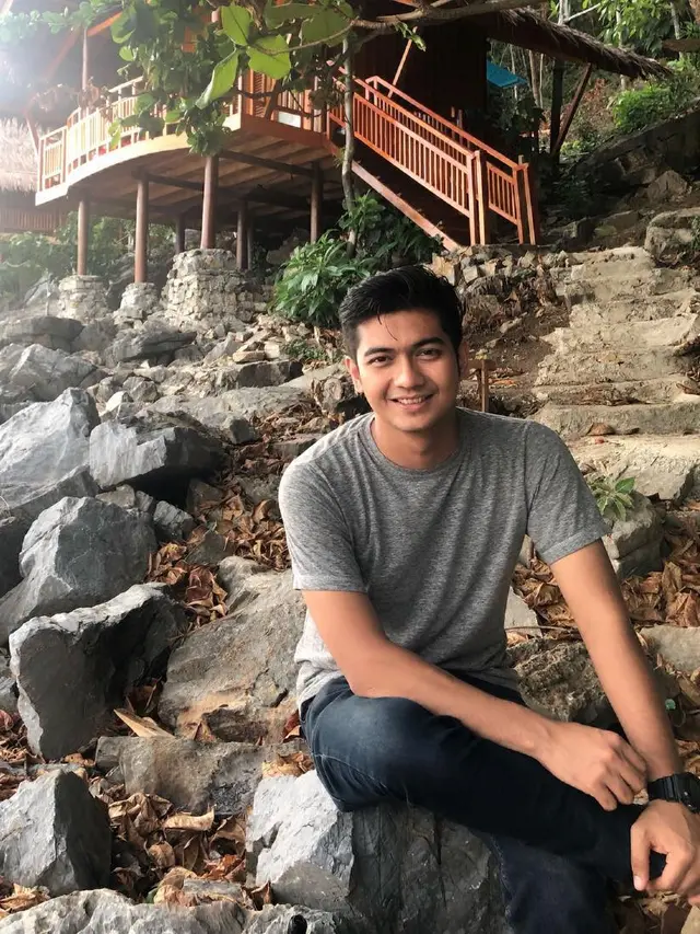 7 Potret Teuku Ryan, Calon Suami Ria Ricis yang Curi Perhatian