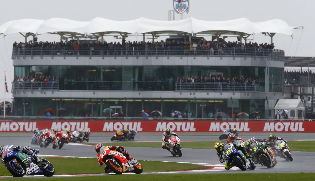 Para pembalap moto Gp saat beradu cepat untuk menjadi yang terdepan di sirkuit Silverstone (30/8/2015). Valentino Rossi finis pertama di seri ke-12 ini. (REUTERS/Darren Staples)