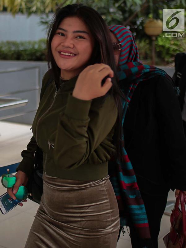 Rosa Meldianti atau yang akrab disapa Meldi membuat laporan ke Polda Metro Jaya, Jakarta, Selasa (6/11). Meldi melaporkan balik pedangdut yang juga tantenya, Dewi Perssik atas tuduhan telah melakukan pencemaran nama baik. (Liputan6.com/Faizal Fanani)