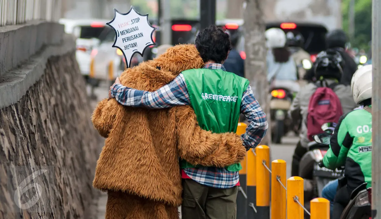 Aktivis Greenpeace Indonesia dan Orangutan melakukan teatrikal saat aksi damai di Jakarta, Kamis (9/2). Dalam aksinya mereka menyerahkan petisi yang sudah ditandatangani oleh lebih dari 203.000 orang di seluruh dunia. (Liputan6.com/Gempur M Surya)
