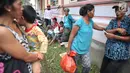 Warga pengungsi Gunung Agung menerima bantuan makanan berupa mi instan dan beras di Posko Pengungsi Rendang, Bali, Sabtu (2/12). (Liputan6.com/Immanuel Antonius)