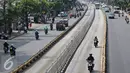 Pemotor melintasi jalur Transjakarta di kawasan Mampang, Jakarta, Senin (4/1). Buruknya mental pemotor membuat jalur khusus tersebut seringkali disalahgunakan, meskipun kondisi lalu lintas Jakarta dalam kondisi lengang. (Liputan6.com/Immanuel Antonius)